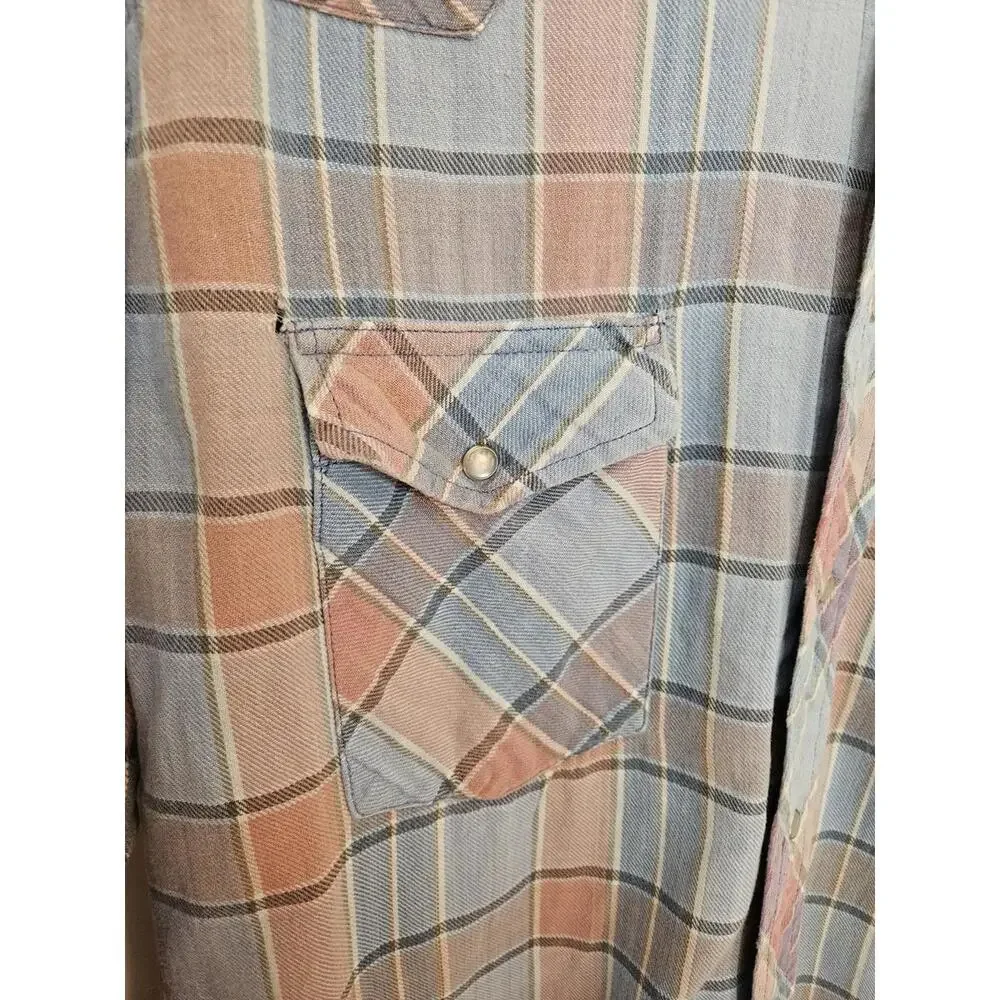 Thrashed Vintage Wrangler medium blue white & mauve snap button up shirt - Picture 4 of 8